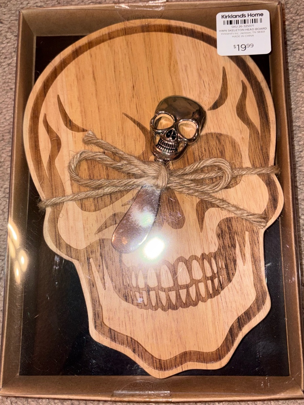 KIRKLAND‘S HOME SKELETON HEAD, CUTTING BOARD CHEESE BOARD WITH SPREADER